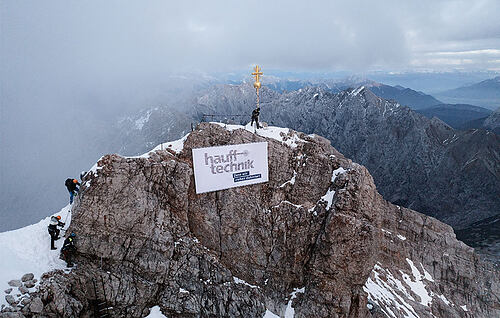 Gipfel der Zugspitze, davor Hauff-Technik Banner